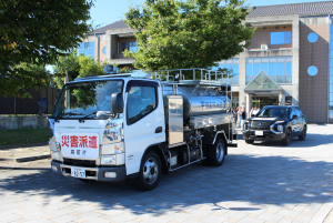 出発する給水車